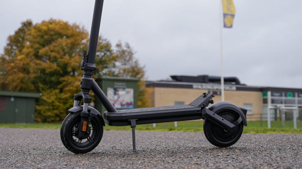 VMAX VX2 Lite side view of the deck, 10-inch tubeless tires and kickstand